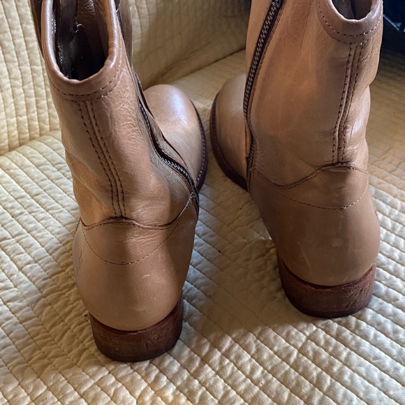 Frye Melissa Button Short leather boots in a light tan size 7 new - Picture 7 of 7